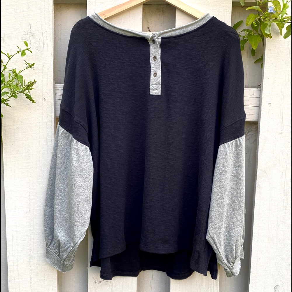 Women’s Umgee  Billow  Sleeve Top with Buttons - Picture 2 of 7